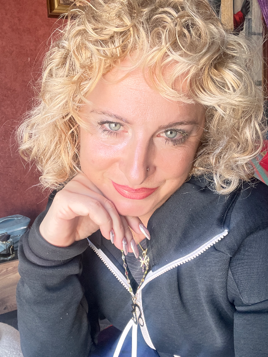 Kalbimi sevgiye açıyorum....